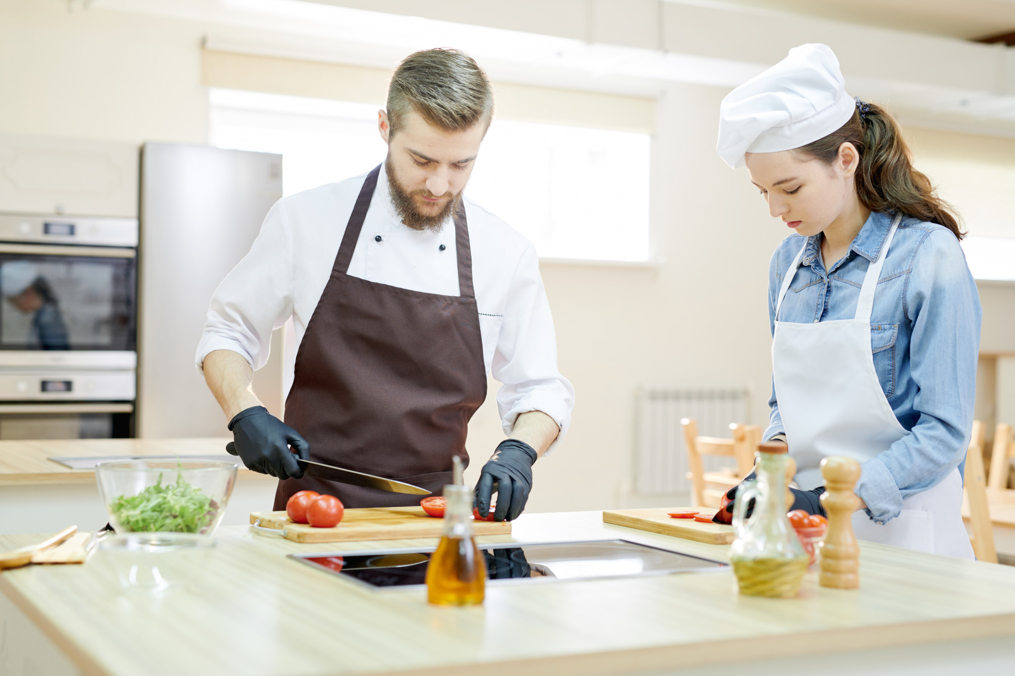 Zespół w małej kuchni przygotowujący menu