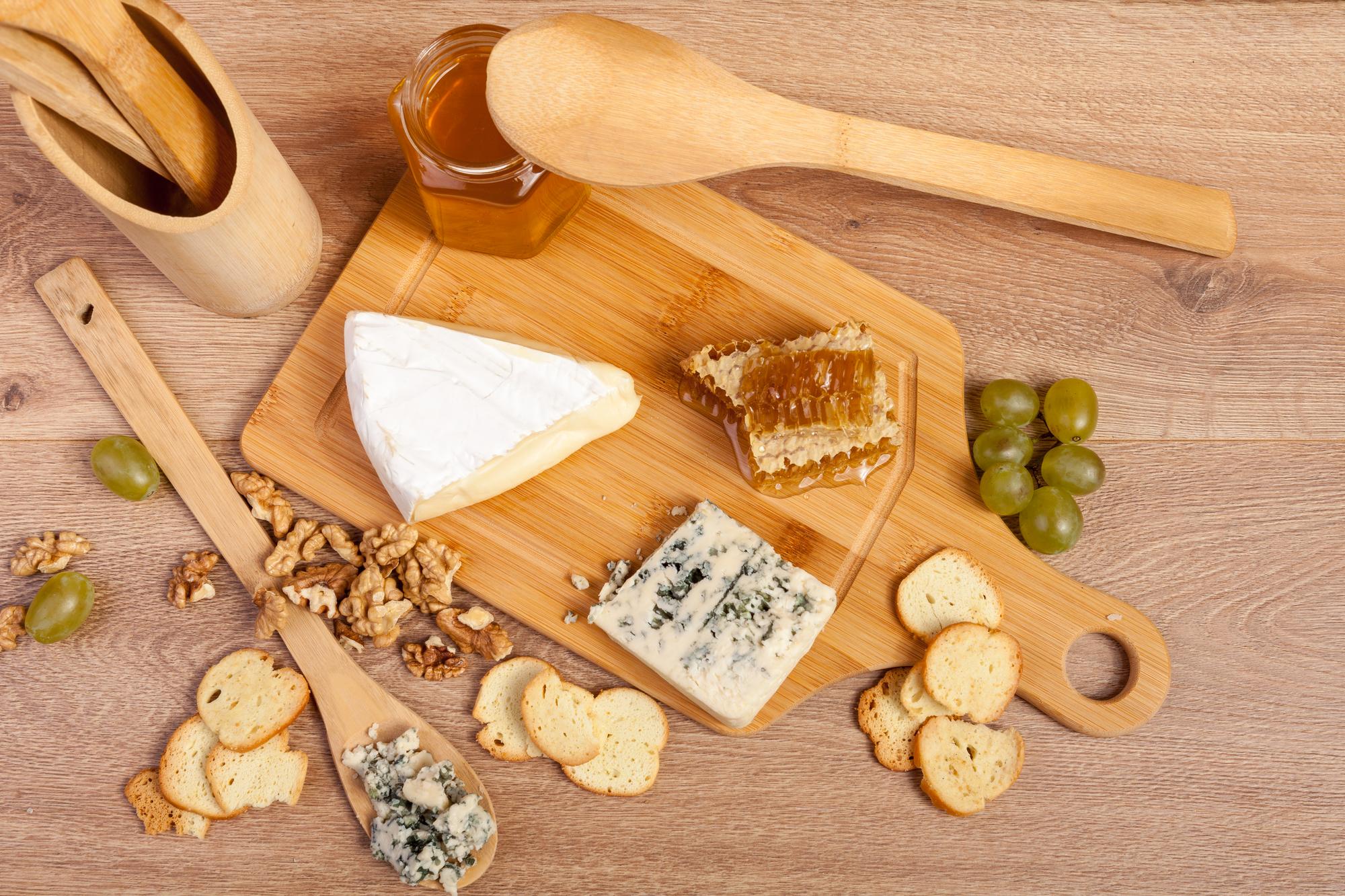 Stolik degustacyjny z lokalnymi produktami